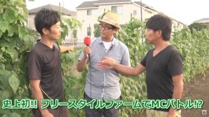 花を見つめる柴海さん