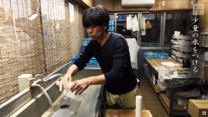 キッチンペーパーを濡らす